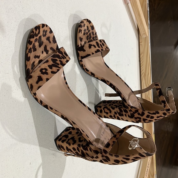 Womens cheetah print ankle strap open toe sandals. - Picture 3 of 4